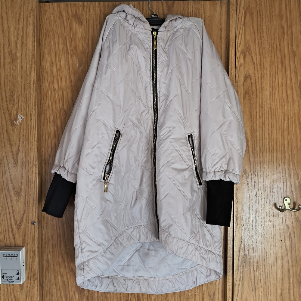 Hooded Light Gray Women's Puffer Coat with Zip Pockets
